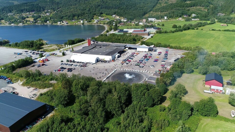 Oversiktsbilde gatebil 2024 Bilde ovenfra og ned. Masse biler og mennesker.