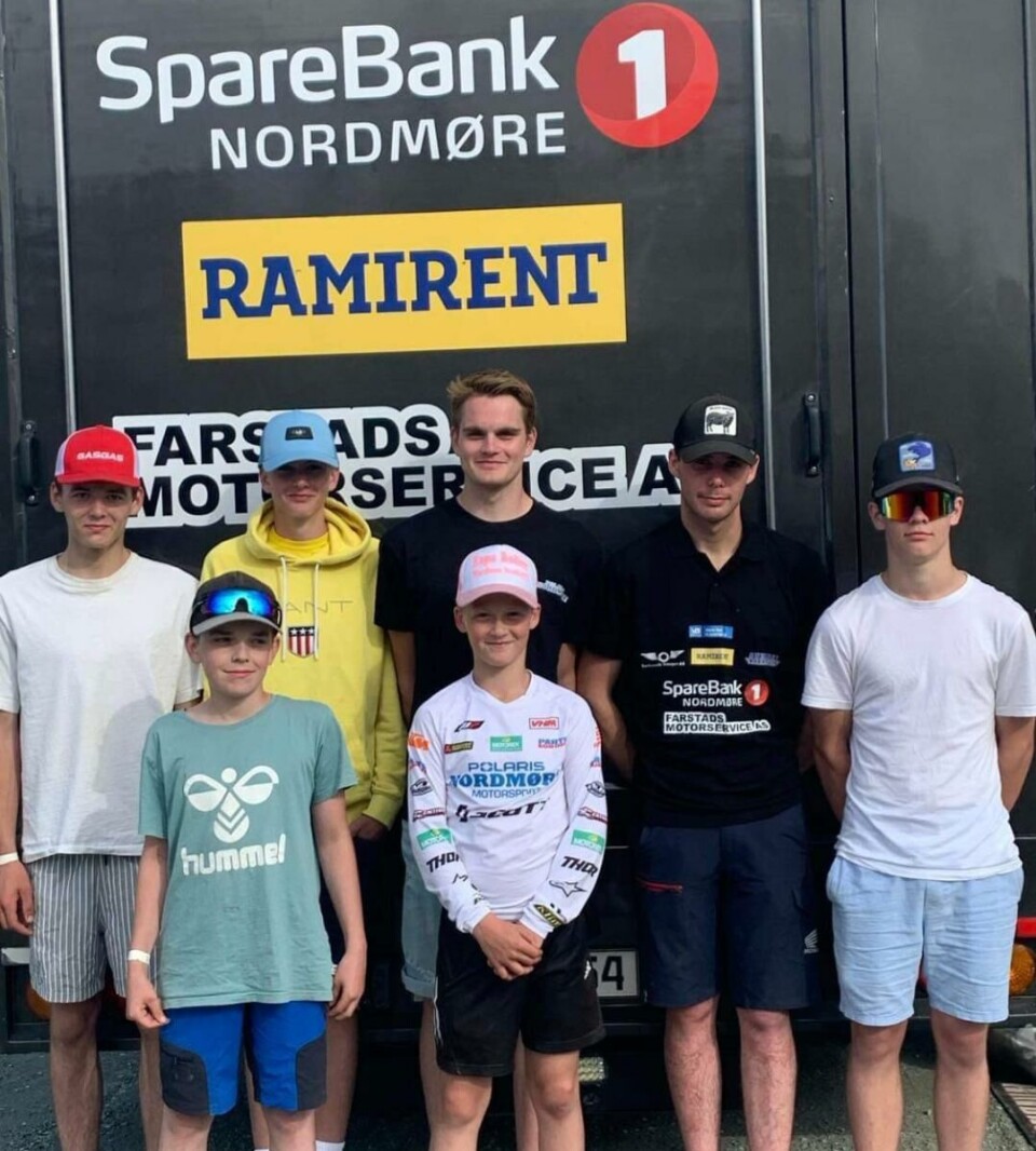 Bak fra venstre: Trond Børset, Simen Rognskog, Aleksander Rognskog, Råg Rindal og Teodor Helgetun. Foran fra venstre: Ailo Krangnes Røen og Ola Vikan. Ikke tilstede: Isak Melling Bolme. Fem unge gutter/menn på rekke og to gutter på rekke foran dem.