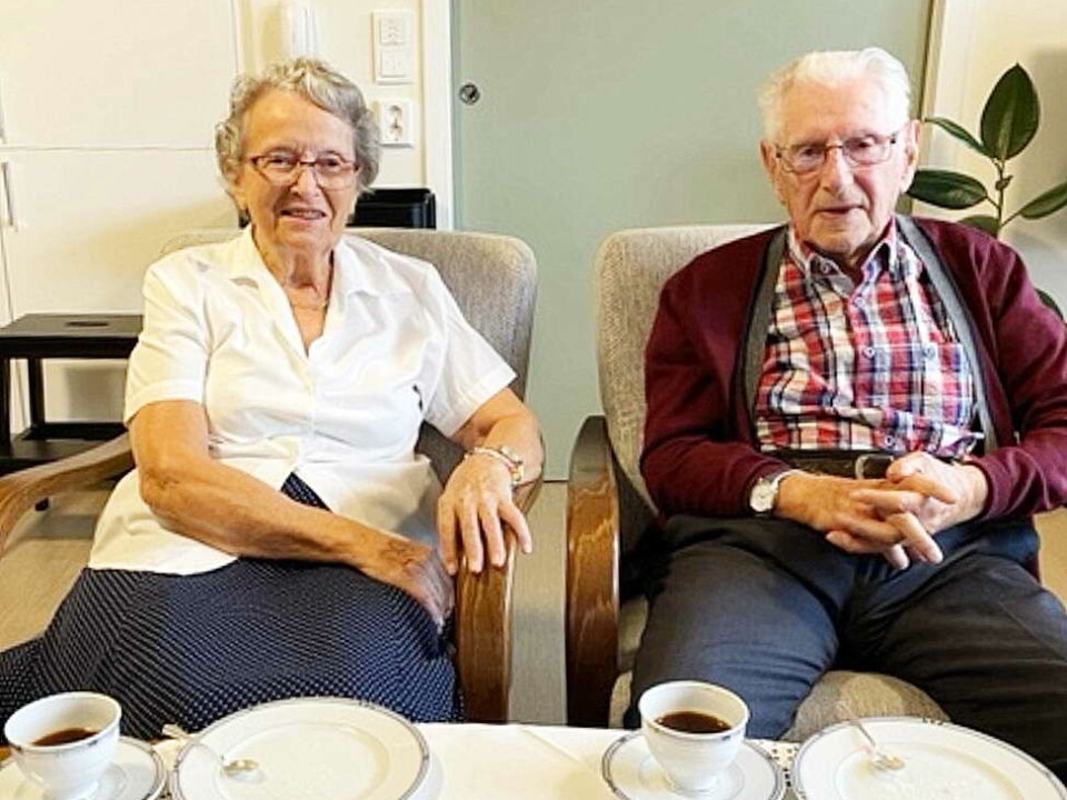Jubilanten saman med kona Ragnhild. Dame og mann sitter i stoler ved kaffebordet