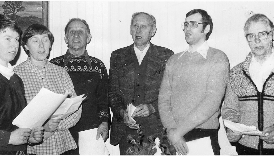 Bøfjorden Musikklag. Frå venstre Inger Jensen, Bodil Stenersen Aasbø, John Bævre (bror til Asbjørn), Ole Dreyer Aasgård, Knut Jensen og Asbjørn Bævre. Svar/hvitt bilde av to damer og fire menn som synger i kor