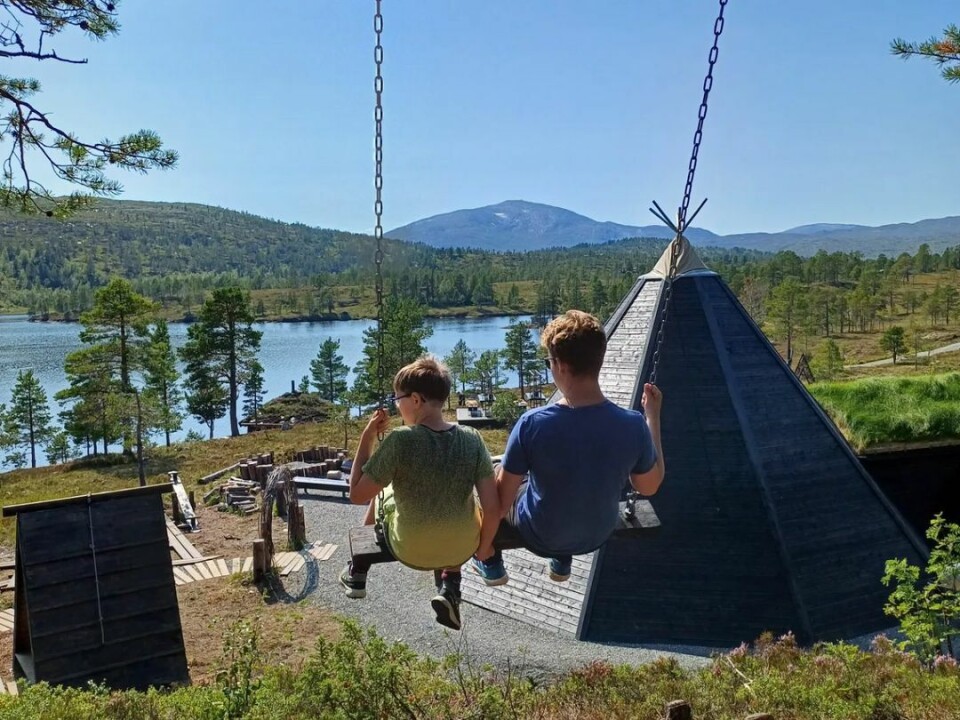 En nydelig dag på Trollheimstunet To gutter sitter på en disse