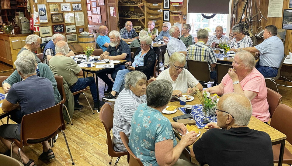 Mange tok ettermiddagskaffen under historietimen på museet. Mange drikker kaffe rundt bord