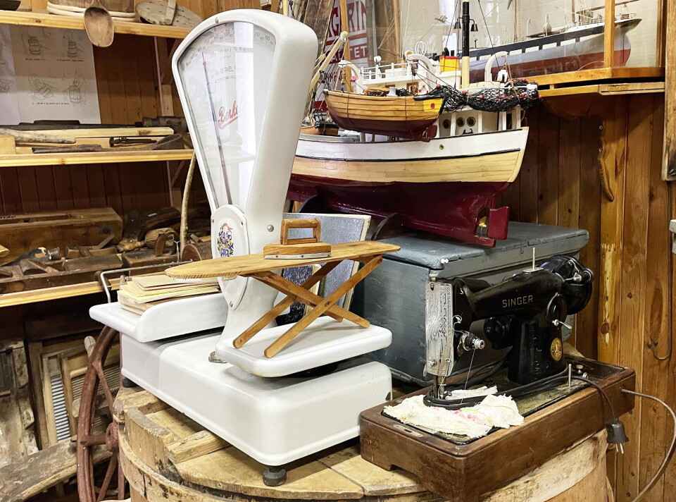 Den klassiske Berkel-vekta frå butikken i Settemsdalen. Og symaskina til høgre var i bruk på fabrikken. En gammel vekt, symaskin og strykebrett og strykejern