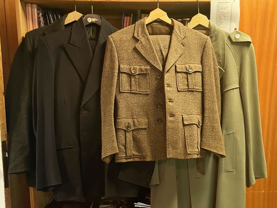 Fleire stasplagg. Frå venstre Hjelmen-dress (utlånt frå Negarden ved Inger Settemsdal), findress og barnedress (utlånt av Ingrid og Jan Einar Bæverfjord) og gabardinkappe (Negarden). 4 jakker henger på hver sin kleshenger