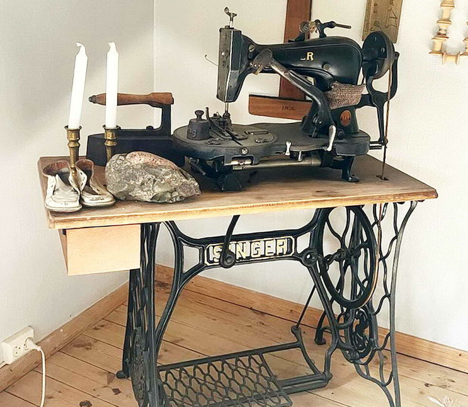 Lite er att av utstyret på skreddarverkstedet. Men knappholsymaskina eksisterer. En gammel Singer symaskin