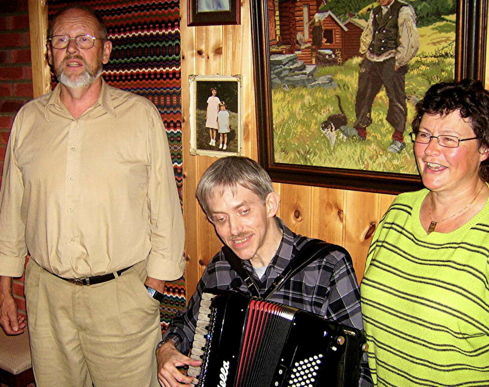 Sigfred Gravvold, Oddmund Solem og Karen Oddny Husby Gravvold framfører variert musikk i programmet.