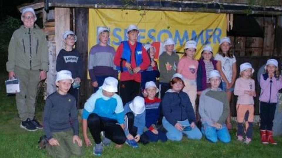 Fiskesommer på Nordvik 2021 Mange mennesker oppstilt foran et banner der det står 'Fiskesommer'.