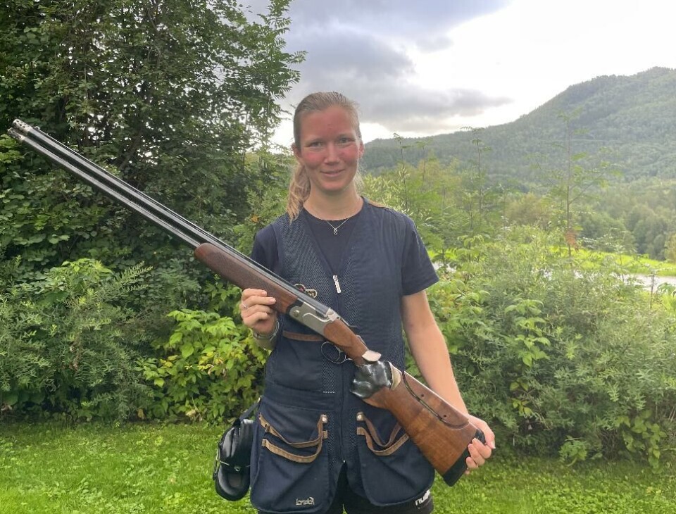 Tonje Fuglås Kvendbø Dame i skytterklær og et skytevåpen