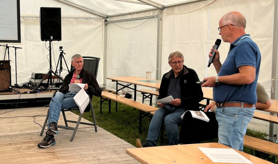 Lars Trønsdal (t.v.) er den som husker og vet mest om Løfall lysverk. Her i samtale med Sigmund Moen Trønsdal, Magne Løfaldli og Leif Magne Røen (bak Magne). Tre menn med mikrofon på en scene.