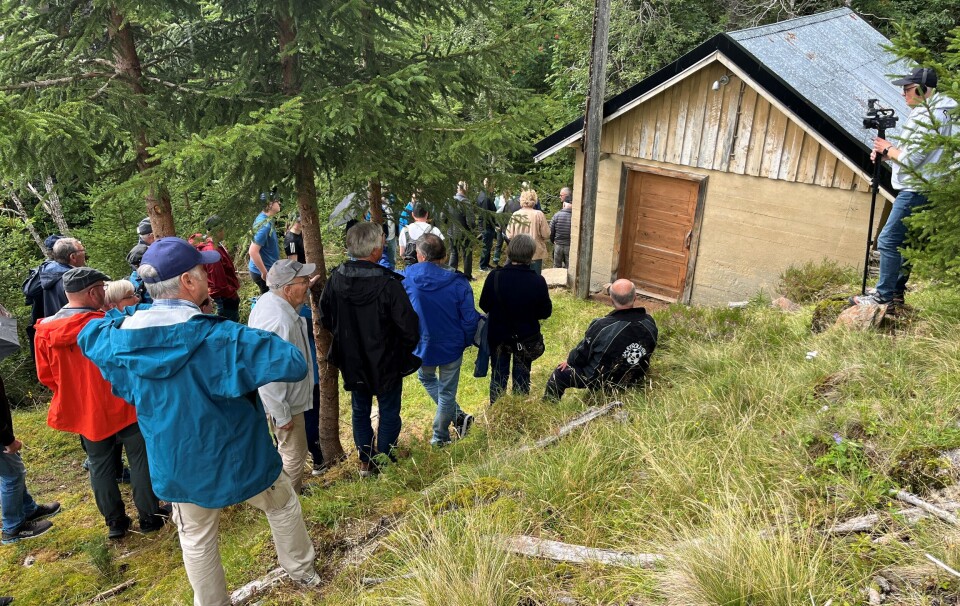 Huset til Løfall lysverk står fortsatt, med inventaret intakt. Mange mennesker som står rundt et lite gammelt hus.