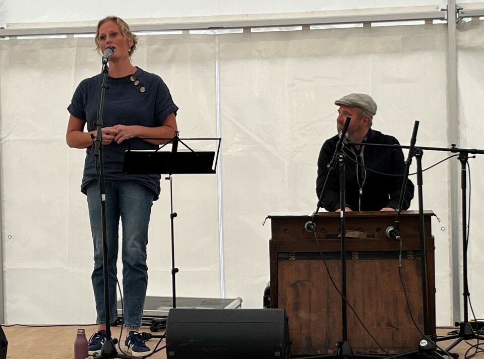 Marit Løfaldli sang vakre viser, og Ronny Kjøsen akkompagnerte på trøorgel.