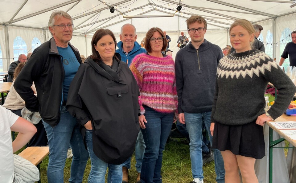 Hovedkomiteen kan si seg fornøyd med enda en vellykket Boktafestival. F.v. Sigmund Moen Trønsdal, Marit Bakk, Magne Løfaldli, Eva-Britt Skjølsvold, Martin Trønsdal og Magnhild Bakk. Leif Magne Røen er også med i komiteen. Tre menn og tre damer som stor foran en forsamling inne i en plasthall.