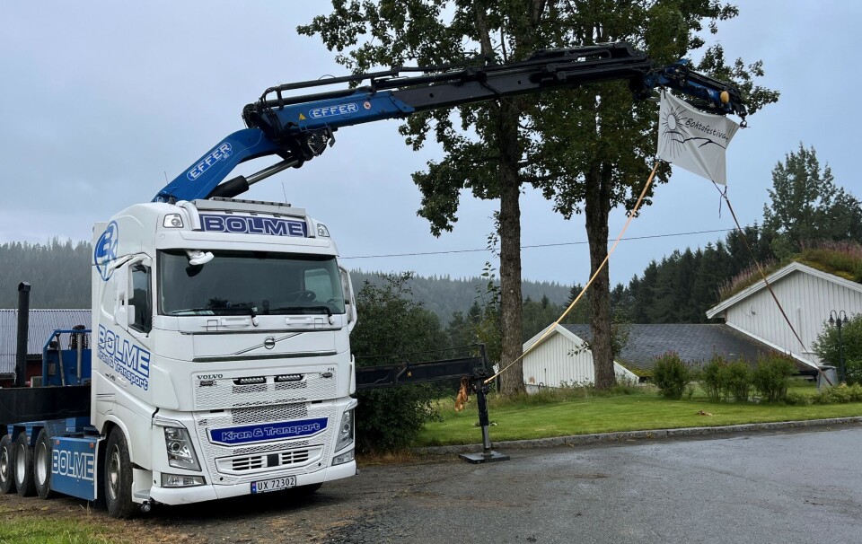 En bil fra Bokta-bedrifta Bolme kran & transport ønsket velkommen til Boktafestivalen. En kranbil med en tøybanner i krana.