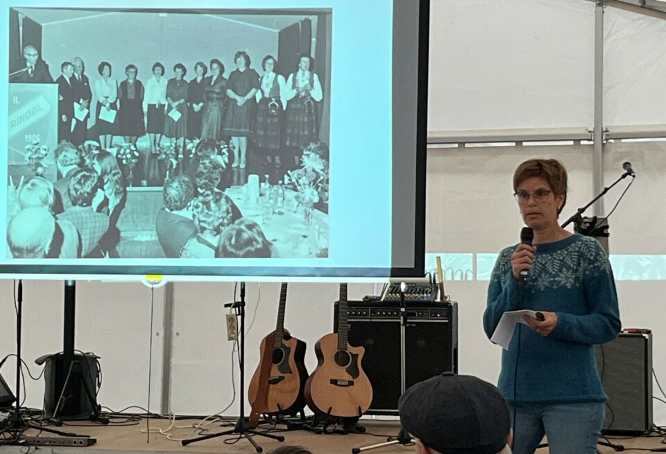 Gøril Eide med humoristiske tilbakeblikk, og tanker om kroppsideal og trening. Ei dame med mikrofon på en scene.
