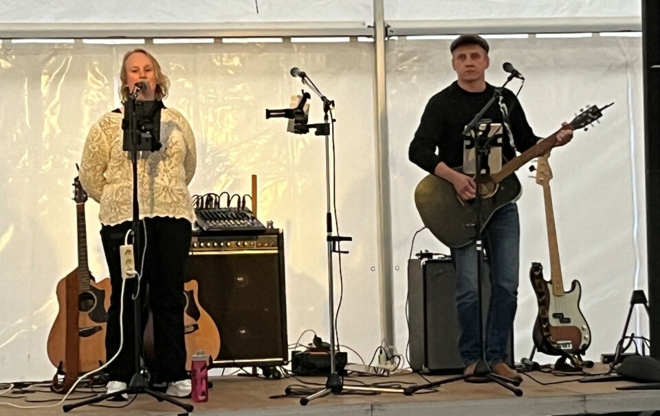 Ragnhild Mogstad og Lasse Løfaldli sang og spilte. Ei dame og en mann med gitar på en scene.