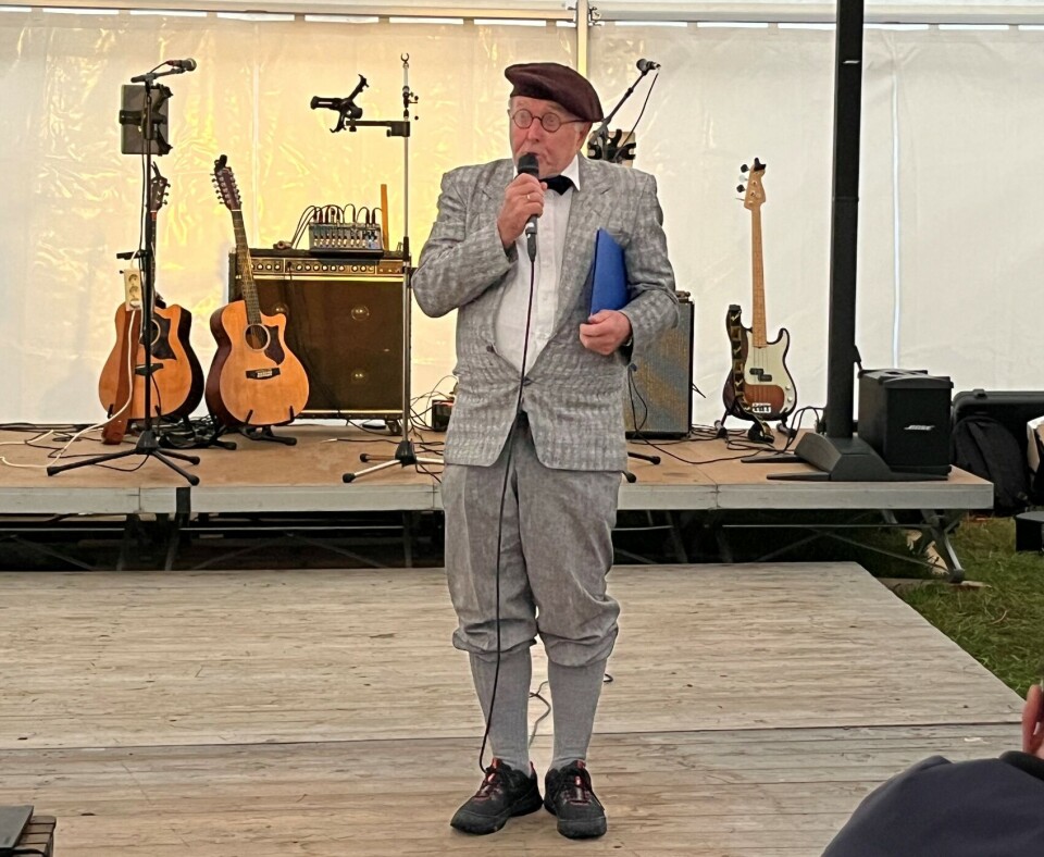 'Professor Hanssen' kom til finalen på humorfestivalen i Heim. En mann i rare klær med mikrofon på en scene.