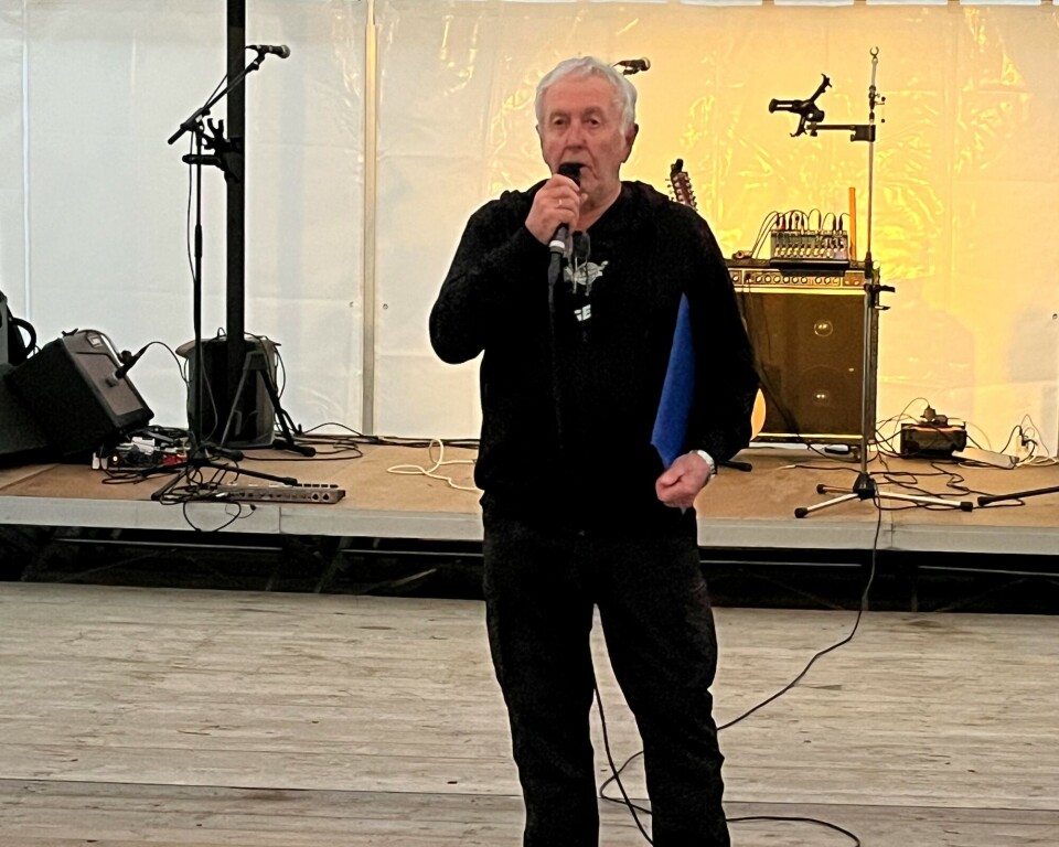 Øvind Holte leste humoristiske dikt og fortalte lokale historier. En mann med mikrofon.