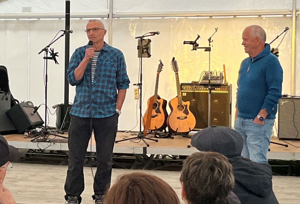 Per Egil Rønning fortalte 'Ola-historier'. To menn med mikrofon på ei scene.