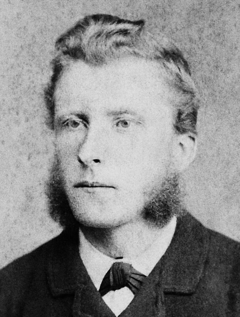 Folketonesamlar og kulturkjempe: Kristian Halse (1858-1939) i unge år. Svart-hvitt foto av Kristian Halse, en alvorlig kar med kinnskjegg