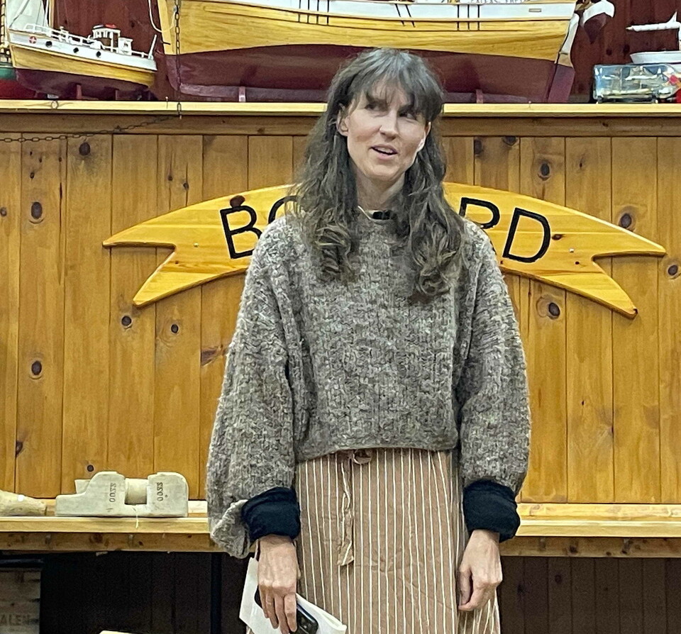 Runa Kvalsund – strålande servitør av folkemusikalsk delikatesse. Dame med gammeldags skjørt og vid genser, langt hår som synger.