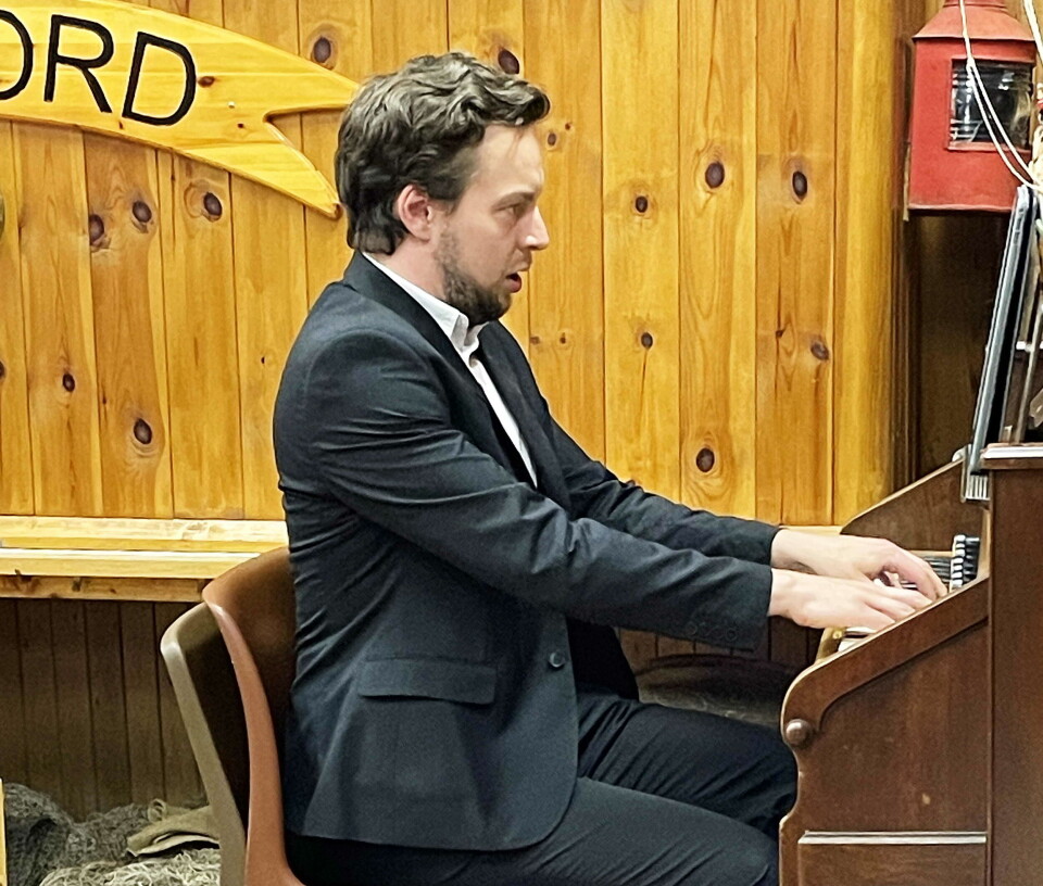 Opera- og folkevisesongar Erik Rosenius akkompagnerte seg sjøl i «Till Österland vill jag fara». Ung mann i dress som spiller piano