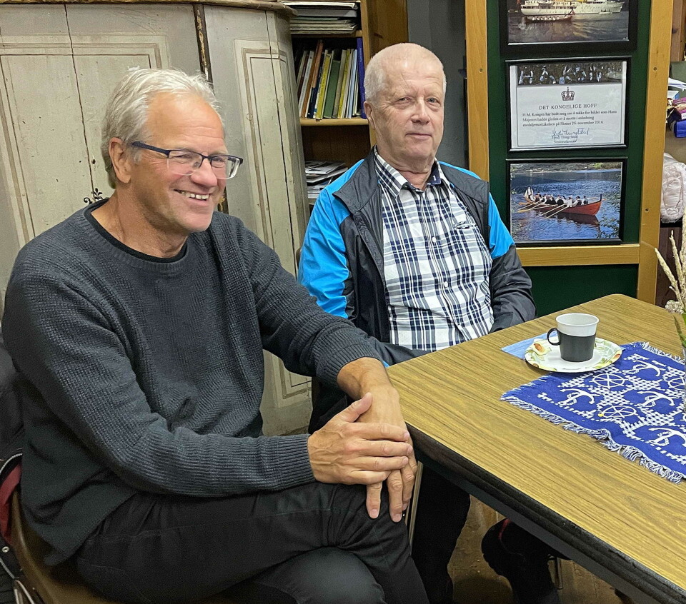 Somme kom lange vegar. Kolbjørn Halse (t.h.), informant og barnebarn av Kristian Halse, hadde teke turen frå Averøya. T.v. tidlegare «Hørkelgadd» Rolf Holte, som held til på Røros og fortel at han spelar meir folkemusikk enn nokon gong. To blide karer ved et bord