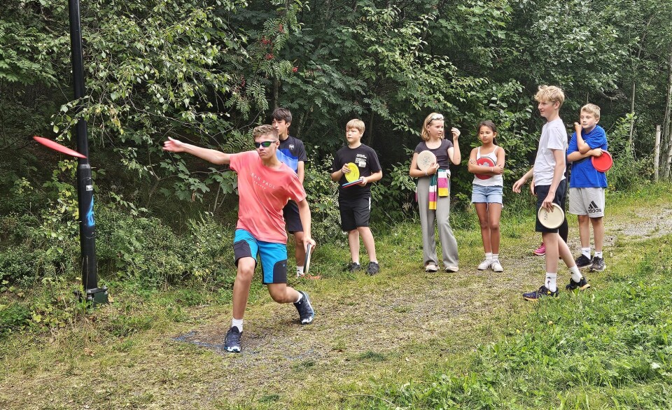 15 ungdommer i alderen 8-16 år deltok på introduksjonskurs i diskgolf på Øye. Her er spillet i gang på banen.