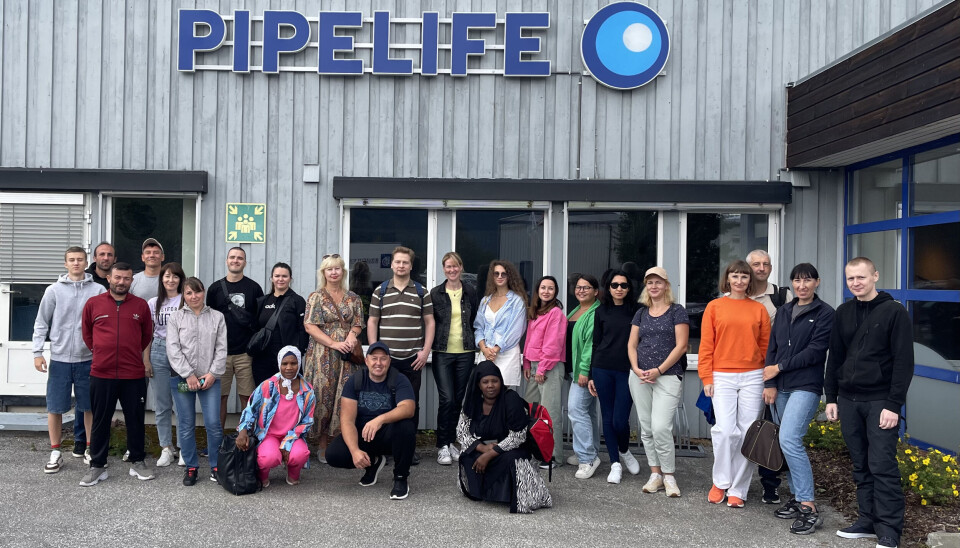 Surnadal vaksenopplæring og integrering var tysdag på besøk hos Pipelife Mange mennesker foran hovedinngang