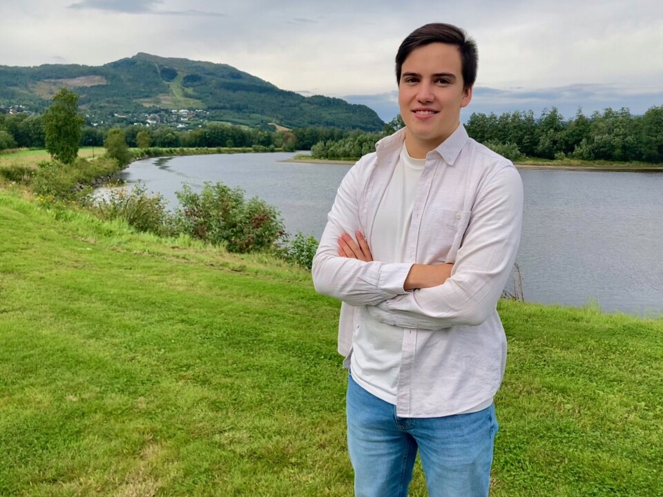 Ole Dalsegg (20) er klar for politikkens verden. Nå håper han å komme høyt opp på lista inn mot stortingsvalget. Ung mann med hvit skjorte foran Surna