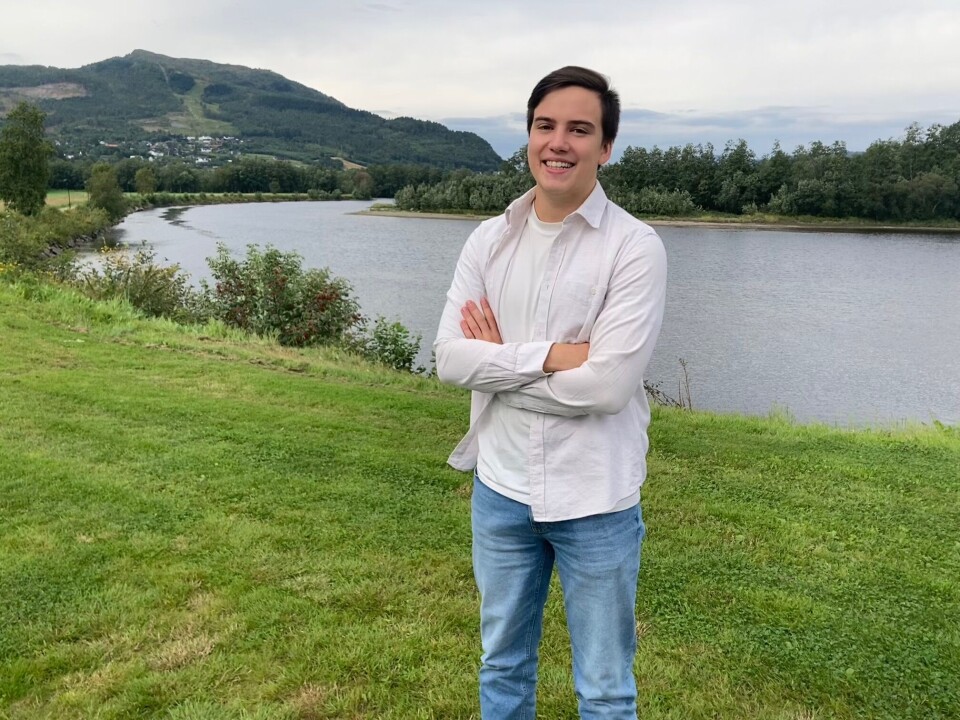 Ole Dalsegg brenner for å gi barn og unge gode oppvekstvilkår og like fremtidsmuligheter for alle. Ung, smilende mann med hendene i kryss