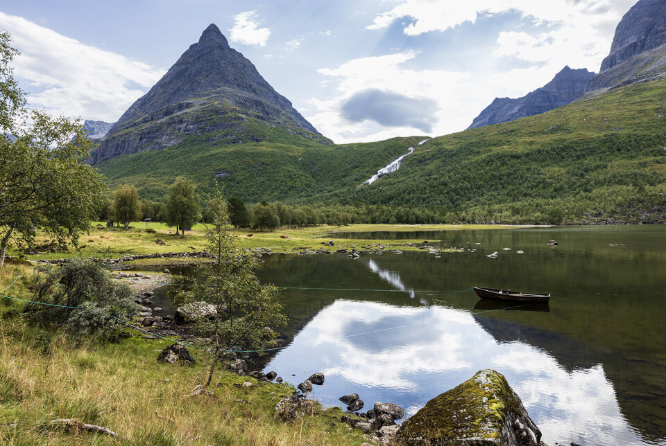 Spegling i Innerdalsvatnet Fjell som speiler seg i vann