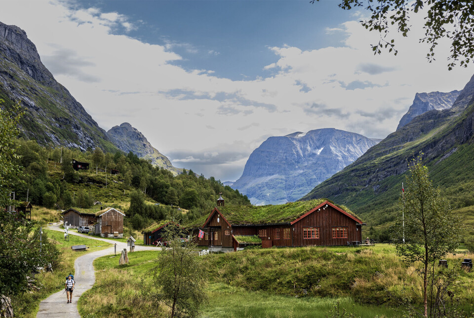Litt lenger inn i dalen ligg Innerdalshytta Bilde av seter og fjell