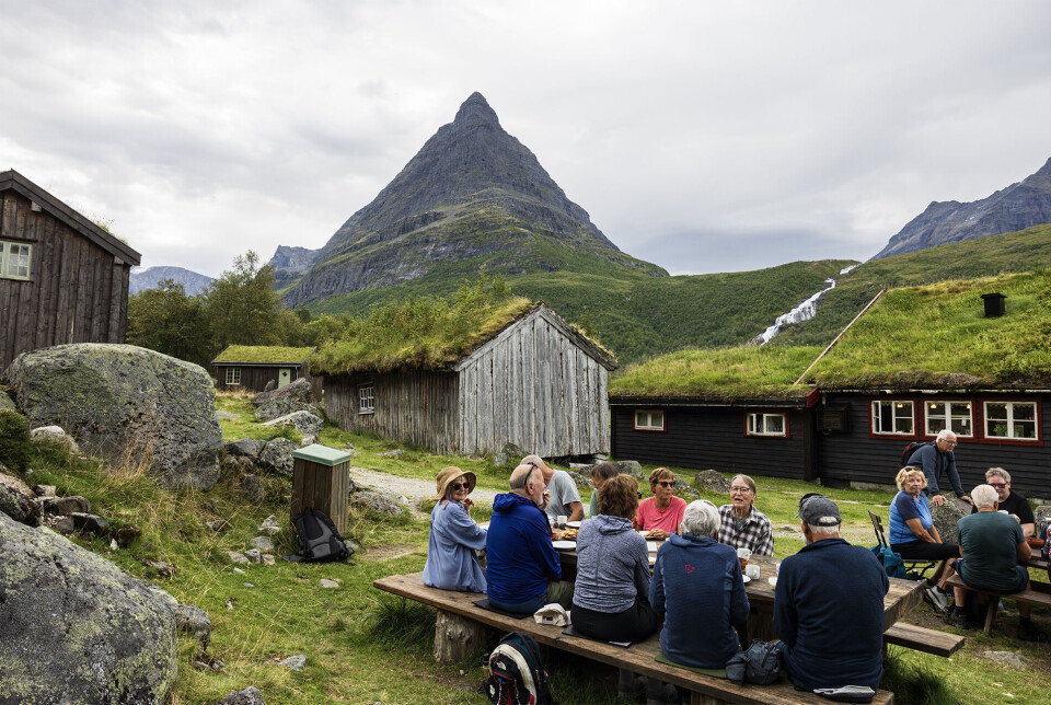 Ekte seterkost som mettar godt Mennesker sitter ved bord og spiser