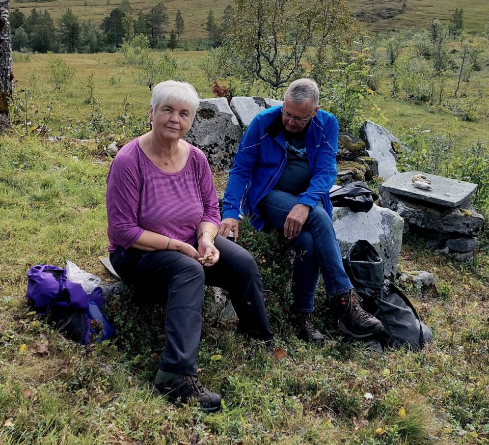 Her sitter de ved ormbolet Mann og dame sitter på hver sin stein