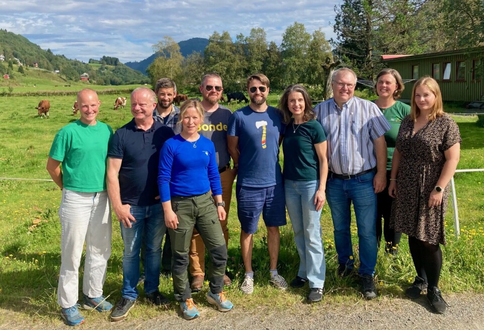 Både bønder, fagorganiserte og politikere var engasjerte i samtale om landbruk, økonomi og beredskap under gårdsbesøk i Øvre Surnadal Blide politikere og bønder