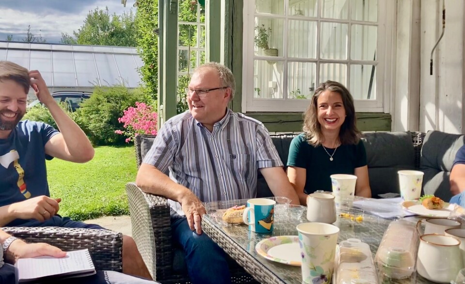 Samtalen gikk ledig over kaffekoppene i den varme augustdagen. F.v: lokallagsleder i Surnadal bondelag Eirik Fiske, ordfører i Surnadal Hugo Pedersen og Stortingsrepresentant Jenny Klinge. Tre personer ved bordet i hagen: Bondelagsleder i lokallaget, ordfører Hugo Pedersen og stortingsrepresentant Jenny Klinge.