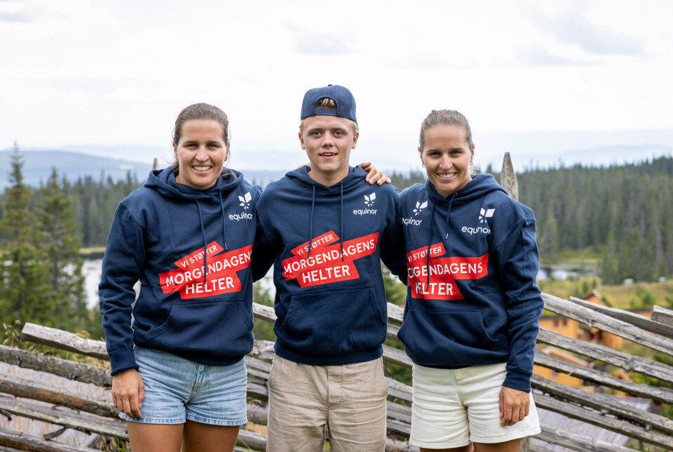 Olav Fugelsøy fikk gode råd av landslagsløperne Tiril og Lotta Udnes Weng under den internasjonale juniorcampen.