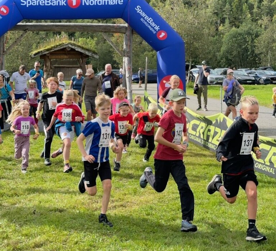 Starten går på 2,5 kilometersløypa. barn springer sammen med startnummer
