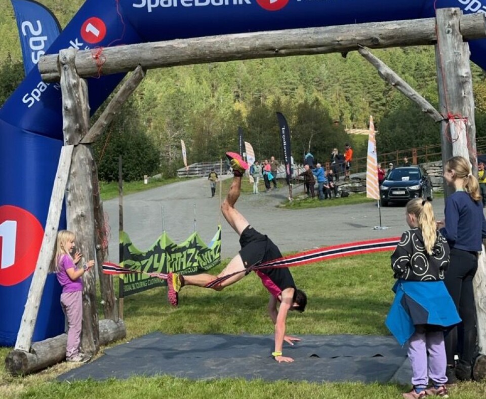 Aron Rodal Haugen passerer målstreken på spetakulært vis som vinnar. mann stuper over mållinje