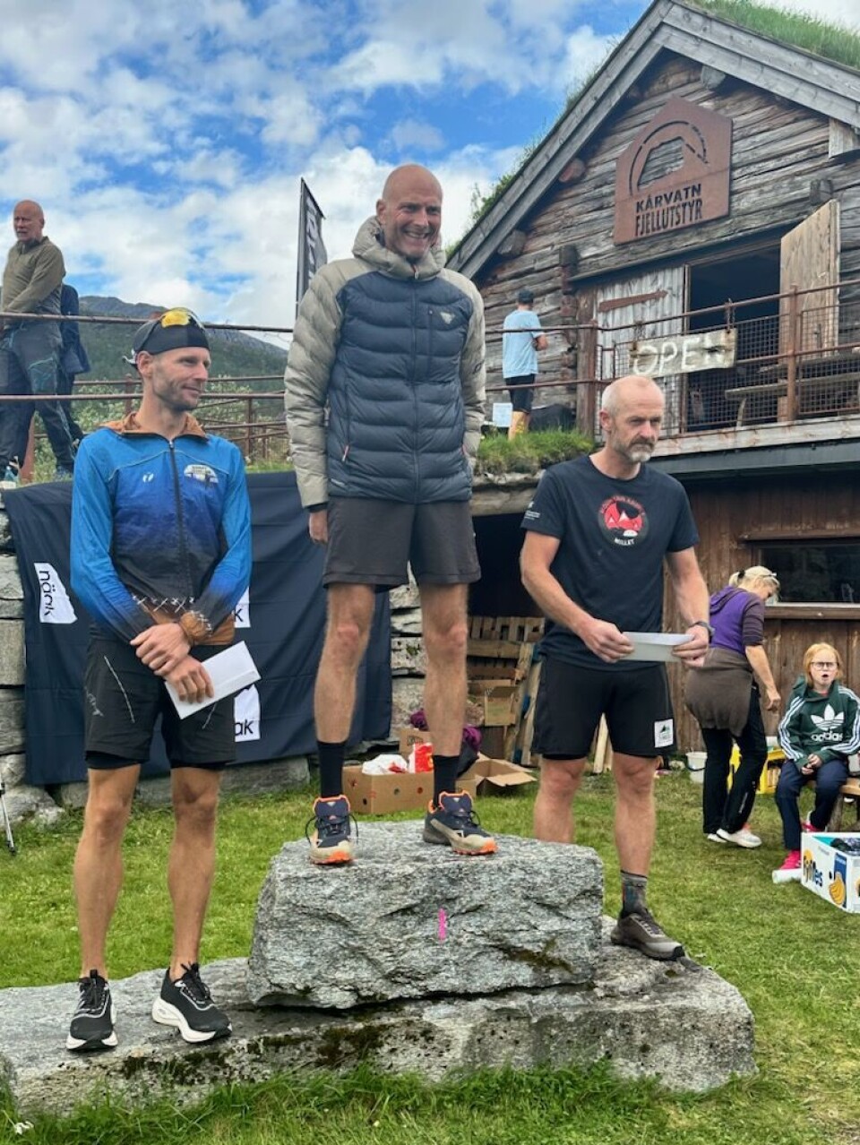 Vinnare av herreklassen i Kårvatn Skyrace. tre menn på podie