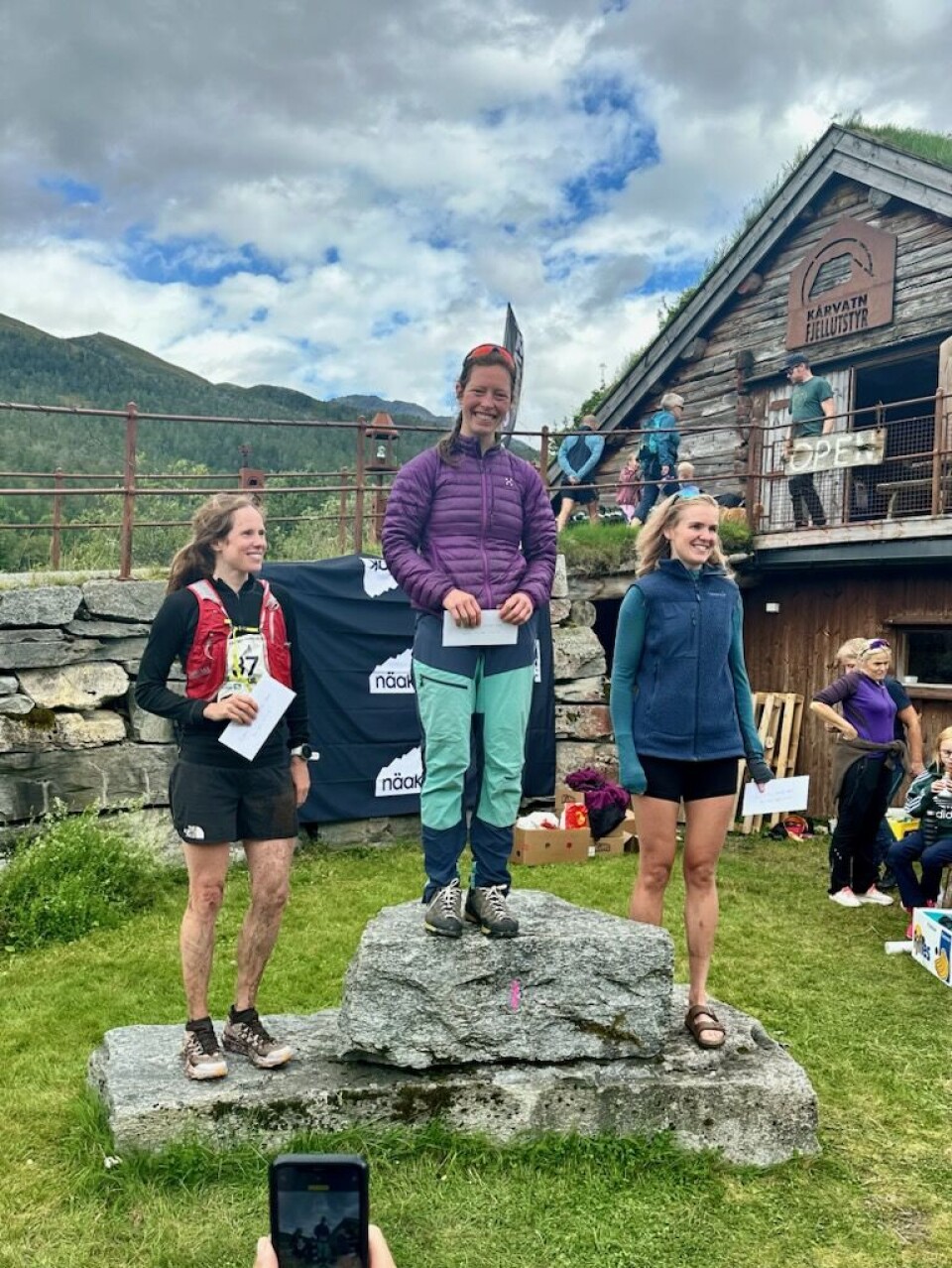 Vinnarane av dameklassen i Kårvatn Skyrace. tre damer på podie
