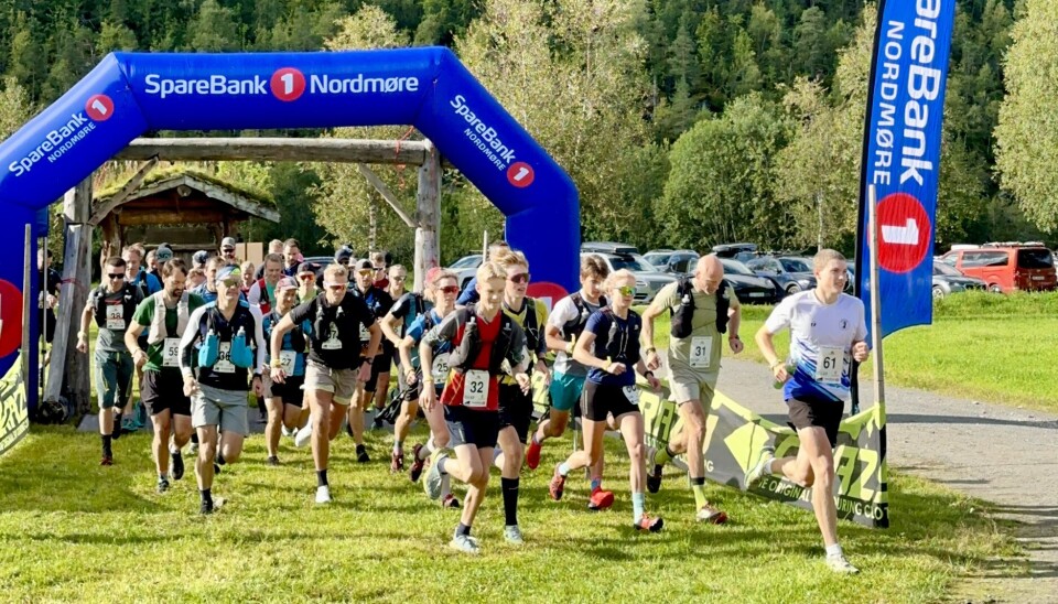Starten går for Kårvatn Skayrace 29 kilometer folk løper med startnummer