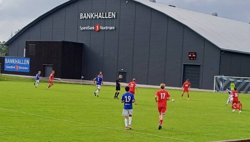 Syltøran stadion og kampen i gang. fotballstadion sett fra bak gjerdet