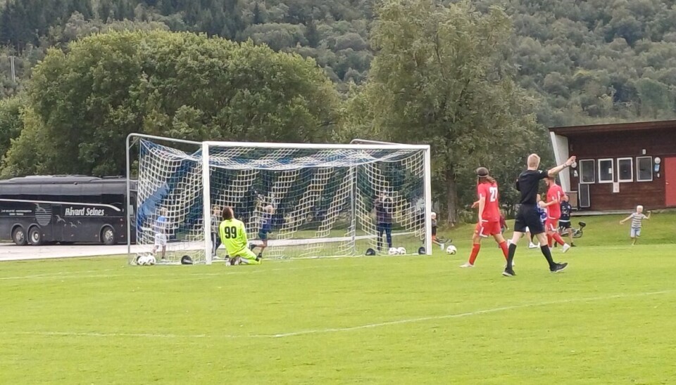 1-0 på straffe til Surnadal. spillere på fotballbane foran mål