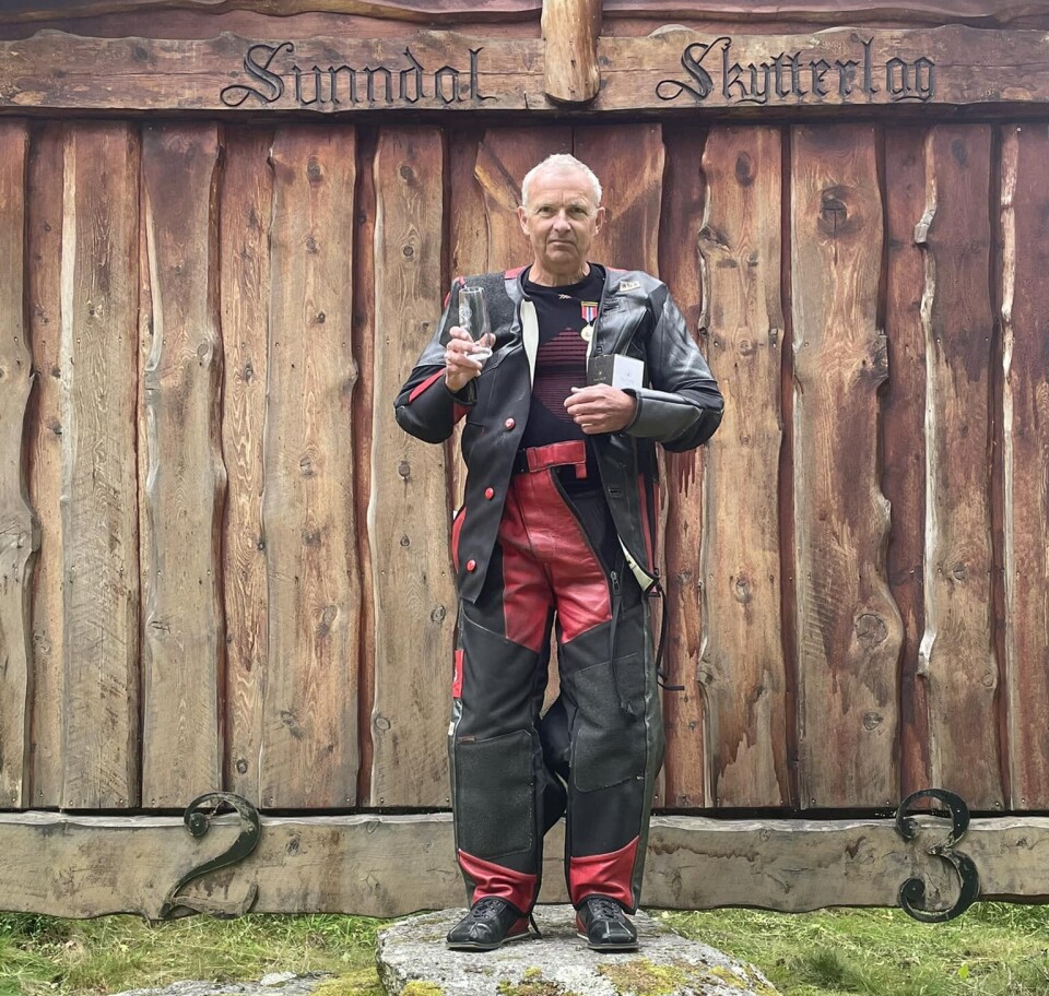 Oddbjørn Bolme fra Rindal Skytterlag vant klasse V55 under årets samlagsstevne i Sunndal Mann i skytterklær med medalje og pokal
