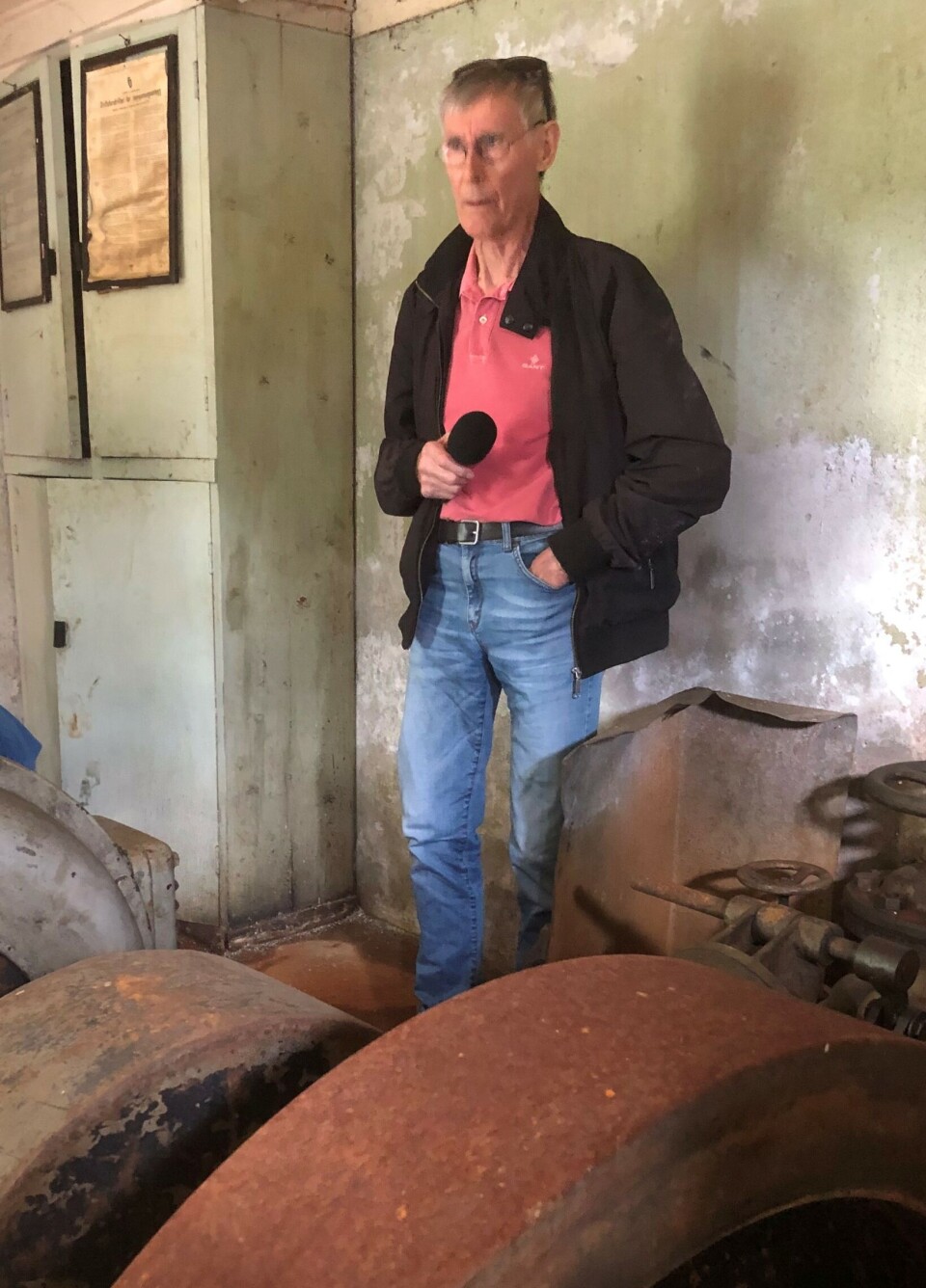 Lars Trønsdal inne i lysverket. En mann med mikrofon.