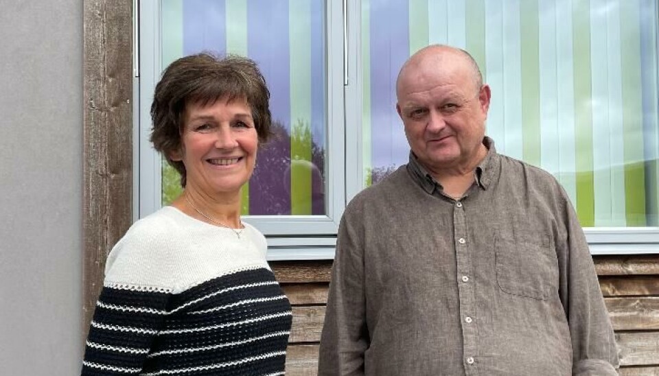 Daglig leder Birger Johnsen og prosjektleder Mette Sæter Ormset. Dame og mann står ute foran et vindu
