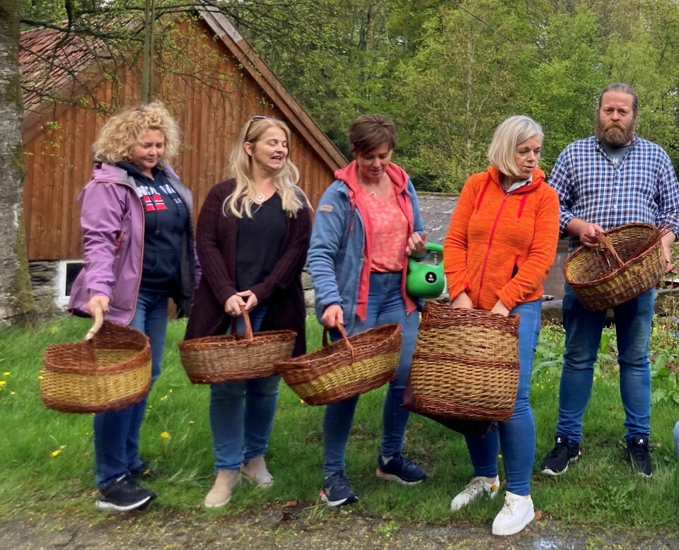 Kurs i pilfletting Fire damer og en mann med hver sin flettede kurv.