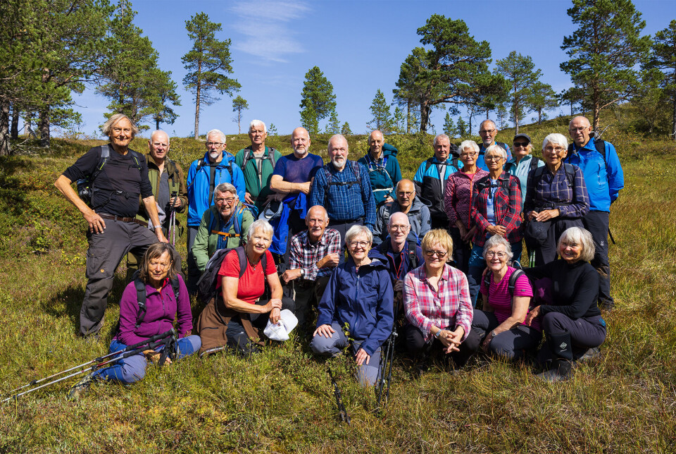 Fjellgruppa med svært dyktige guider Odd Inge og Inge. Ei gruppe med over 20 turkledde pensjonister oppstilt for fotografering.