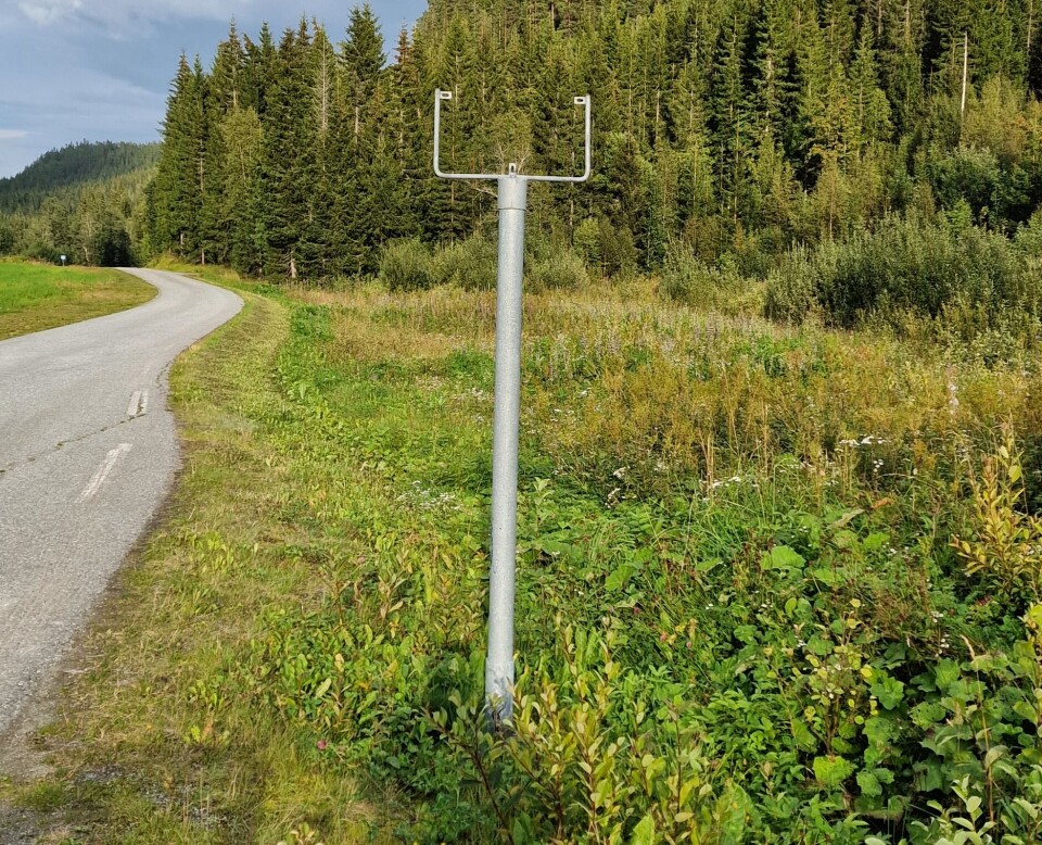 M´-en er borte mens skiltfot og ramme står Bilde av skilt fot og tom ramme ved vei